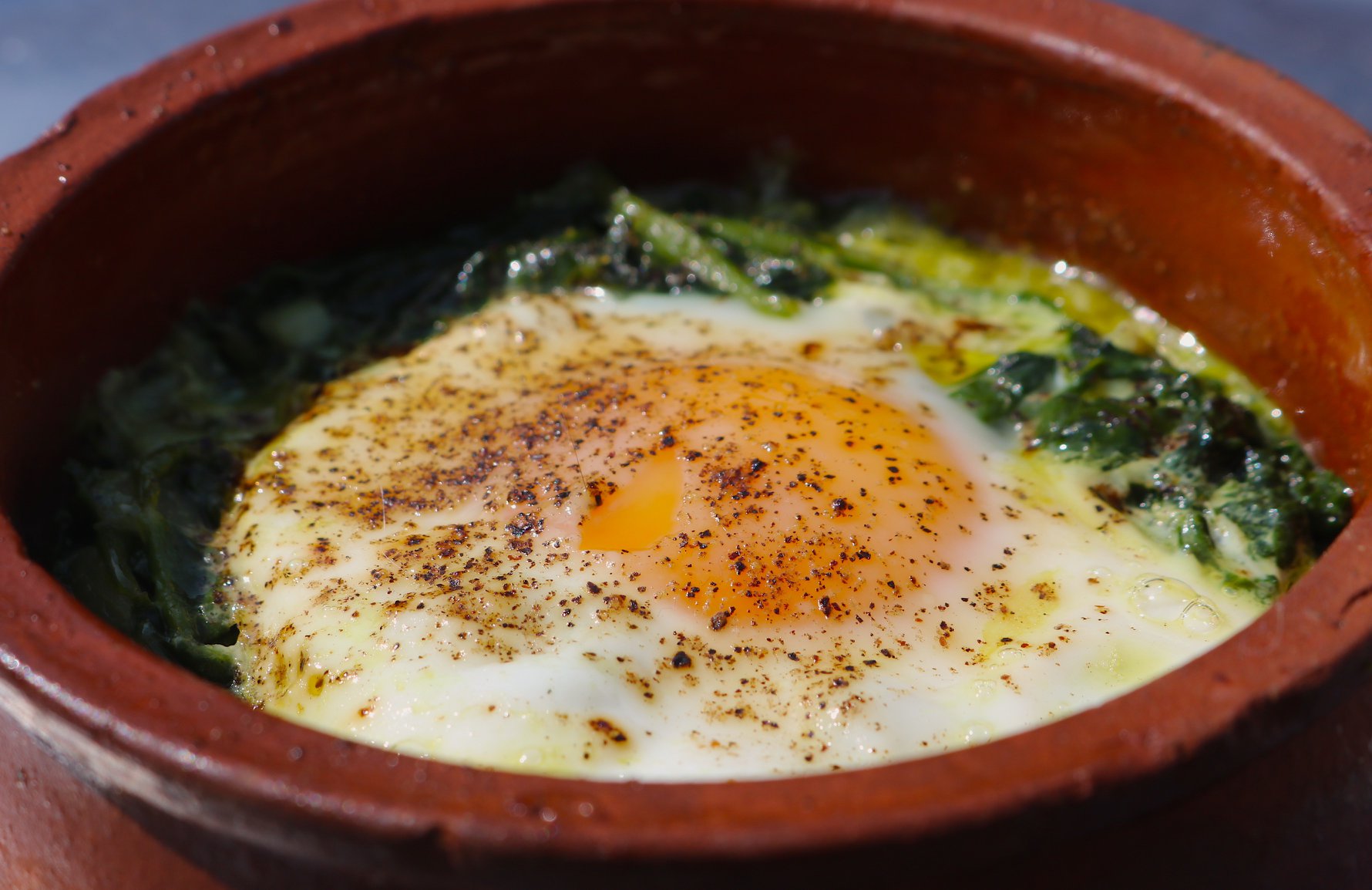 Recette de Œufs au plat dans leur nid de pomme de terre aux herbes